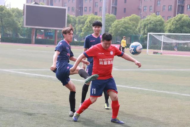 气场拉满！中国男篮赛前面对面偶遇日本队